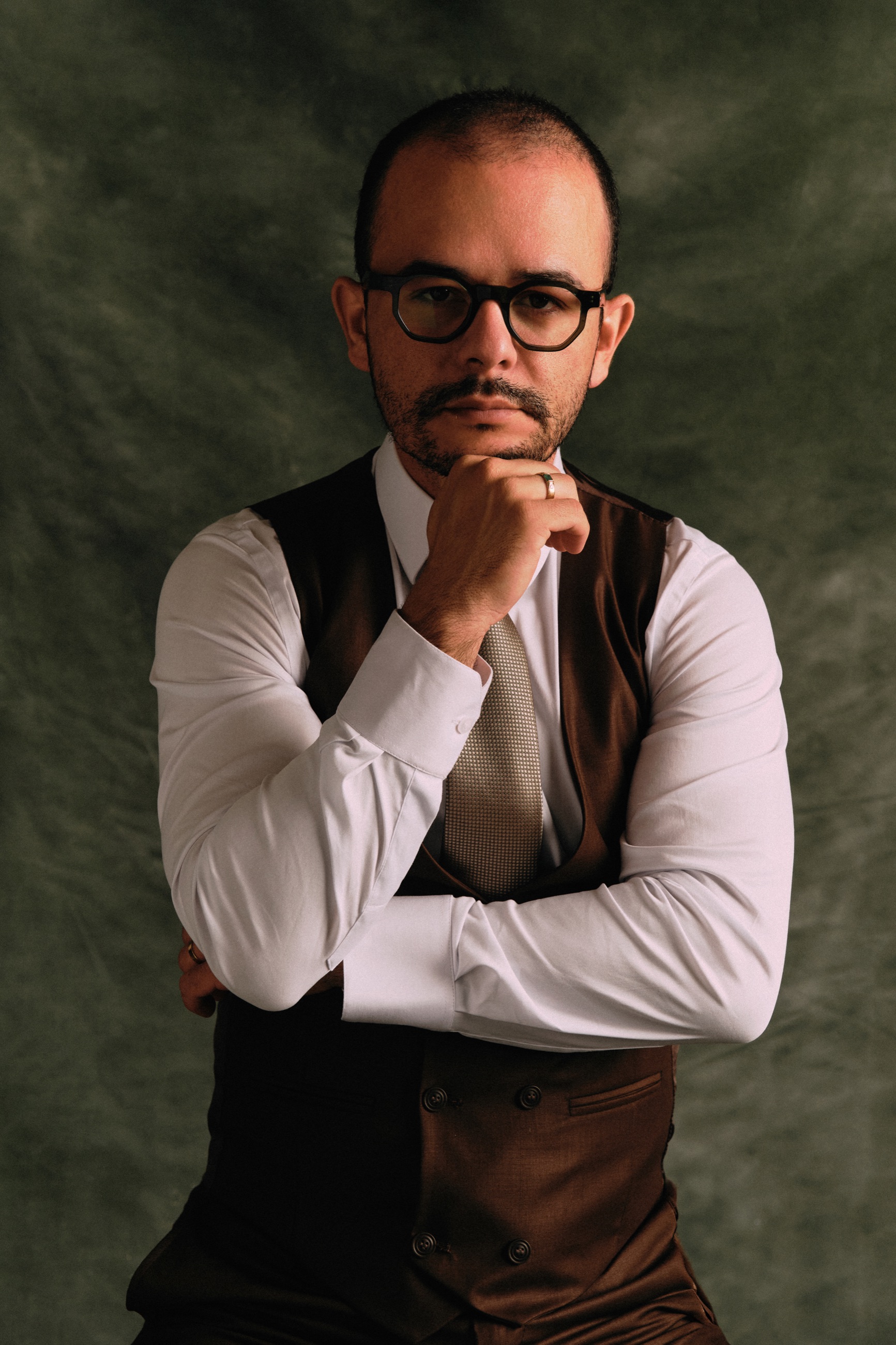 Dr. André de Sá em retrato editorial