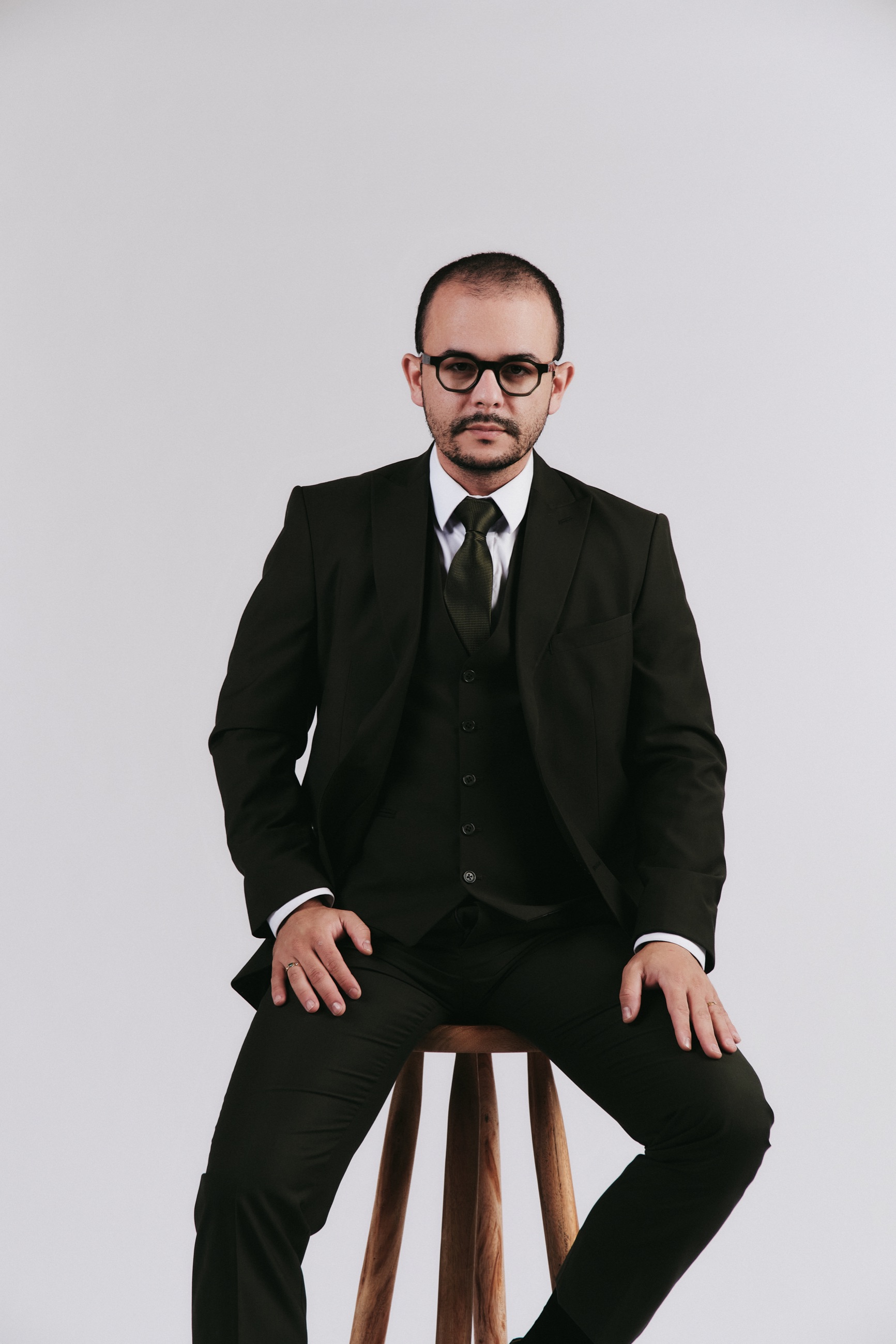 Dr. André em fundo claro
